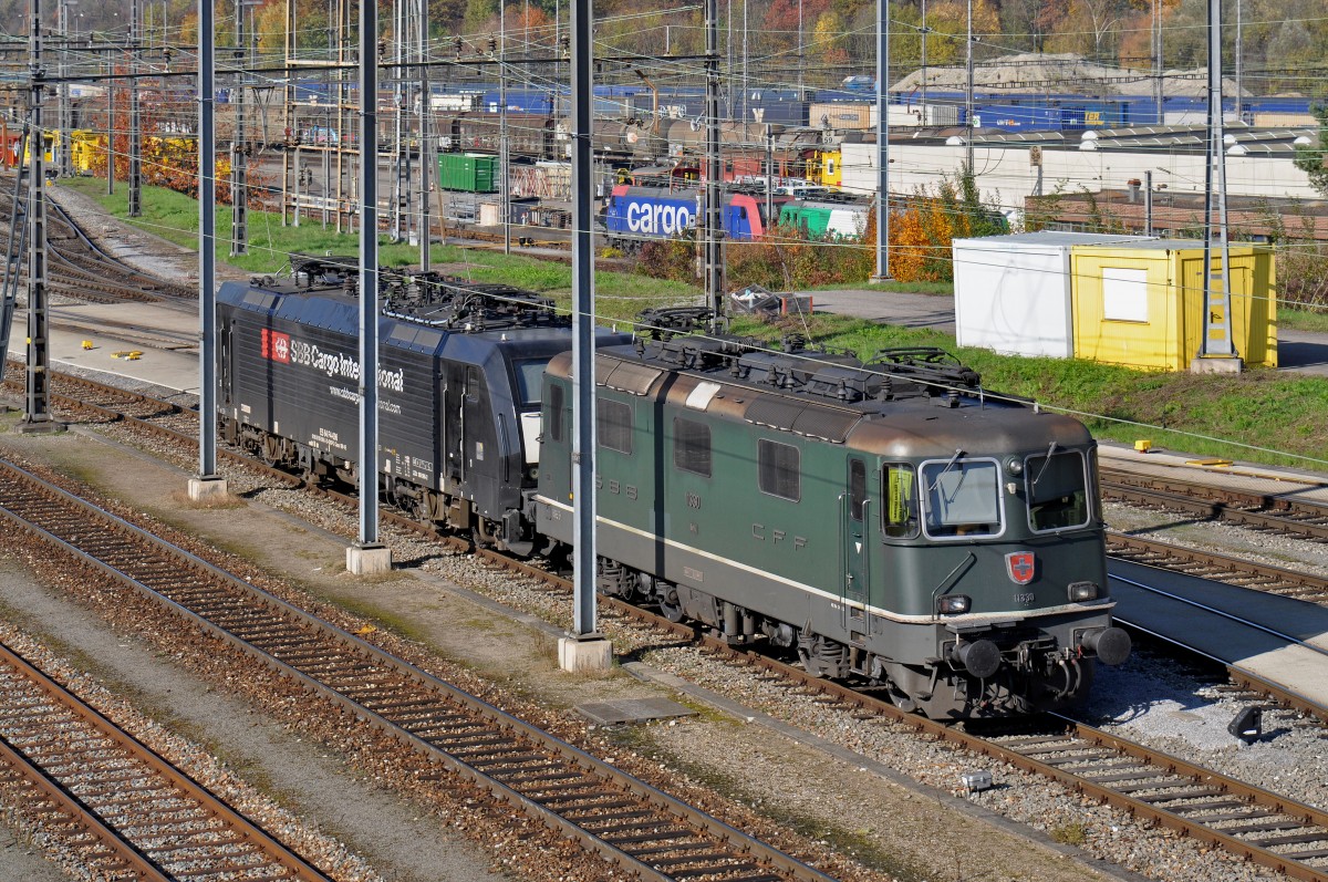 Re 4/4 II 11330 und die 189 996-2 warten beim Güterbahnhof auf den nächsten Einsatz. Die Aufnahme stammt vom 01.11.2015.