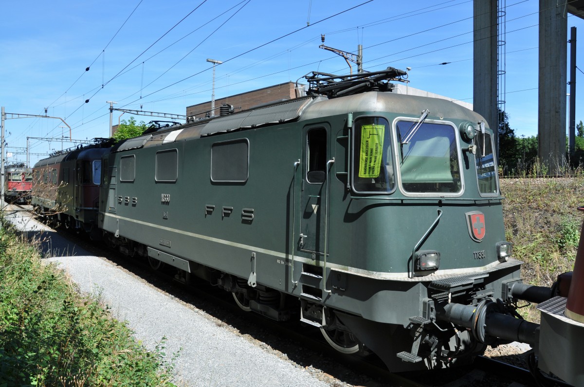 Re 4/4 II 11330 abgestellt beim Güterbahnhof in Muttenz. Die Aufnahme stammt vom 03.07.2014.