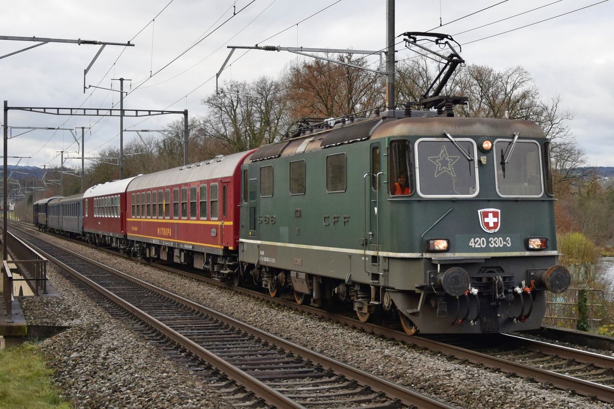 Re 4/4 II 11330 (Re 420 330-3) ist mit dem Sonderzug des Vereins 241-A-65 an den Weihnachtsmarkt nach Einsiedeln unterwegs. Aufgenommen am 07.12.2019 auf der Reussbrücke bei Vogelsang (Turgi).