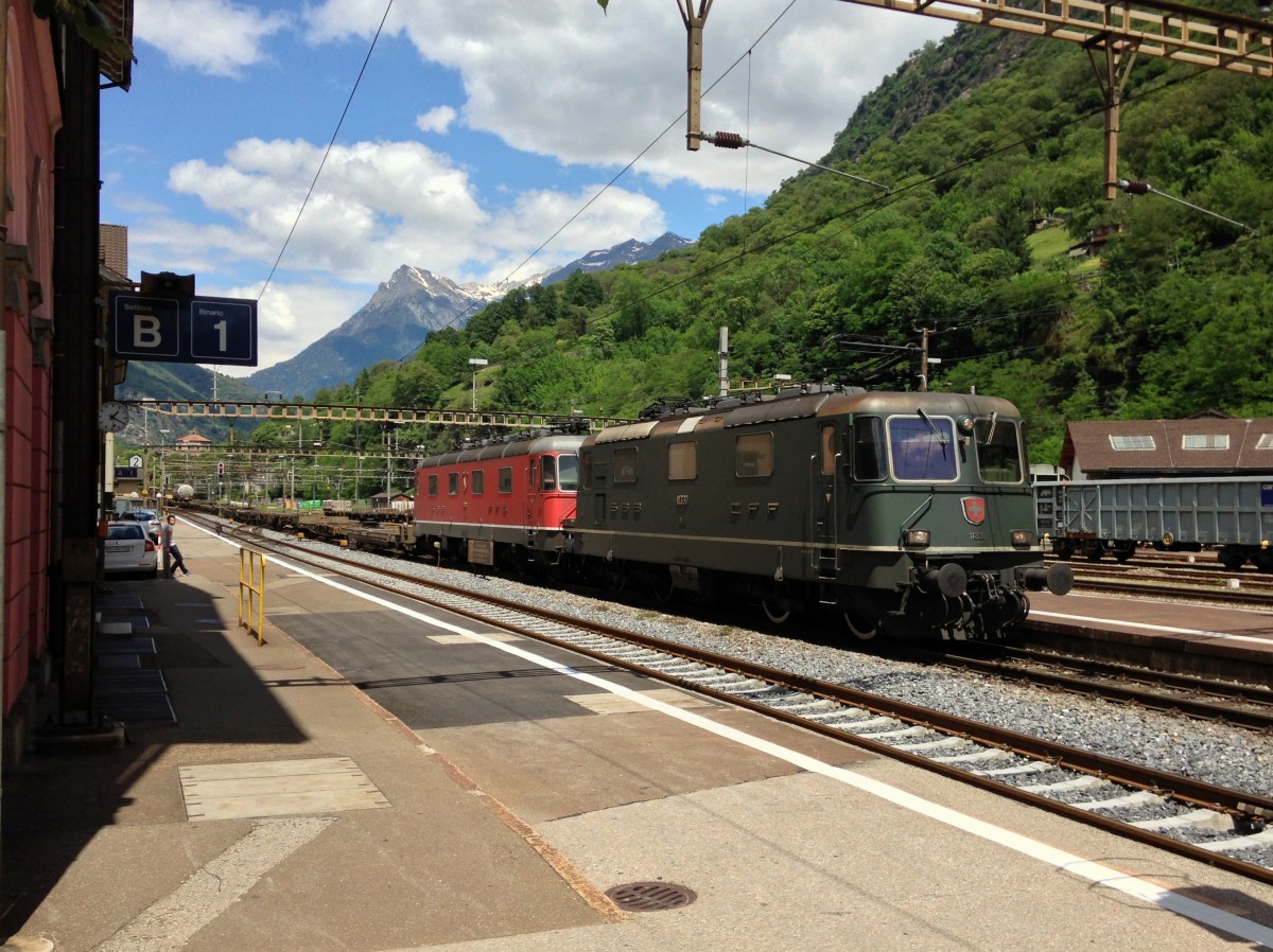 Re 4/4 II 11330 und Re 6/6 11668  Stein-Säckingen  bei Durchfahrt in Biasca, 29.05.2014.