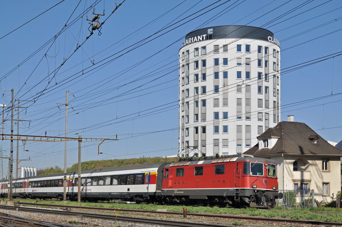 Re 4/4 II 11332 durchfährt den Bahnhof Pratteln. Die Aufnahme stammt vom 10.04.2017.
