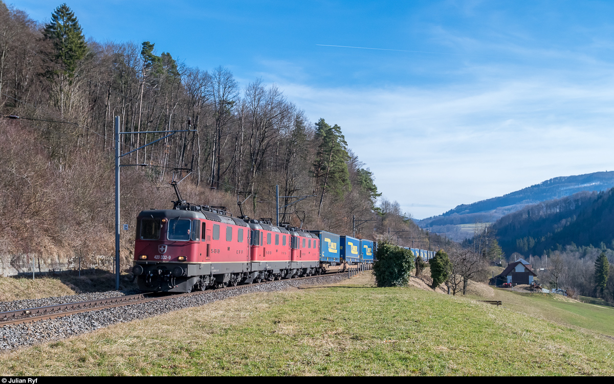 Re 4/4 II 11332 mit einem LKW-Walter-UKV-Zug am 25. Februar 2017 bei Sommerau.<br>
Die Hauenstein-Basislinie ist an den Wochenenden vom 25./26. Februar und 4./5. März 2017 wegen Bauarbeiten gesperrt und die IC Basel - Interlaken, Basel - Brig sowie einige Güterzüge werden über die alte Hauensteinstrecke umgeleitet. Die Regionalzüge werden durch Busse ersetzt um auf der einspurigen Strecke genügend Kapazität zu schaffen.