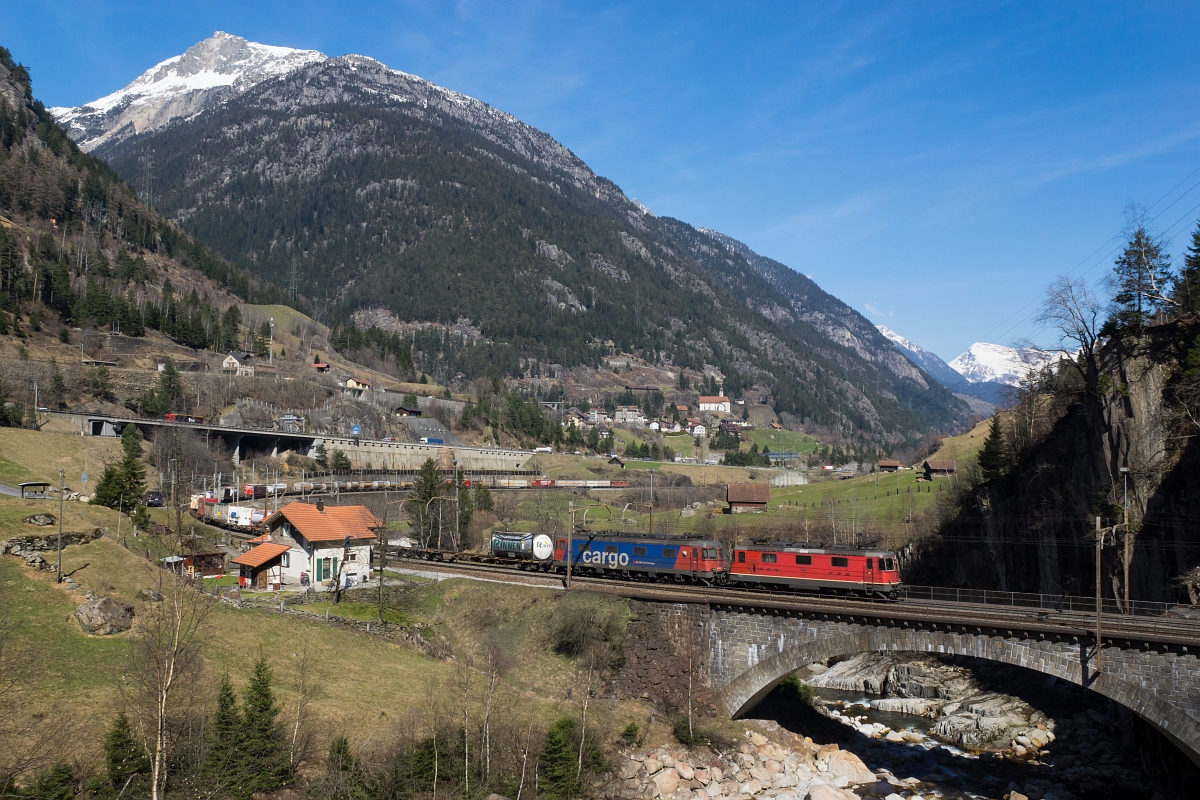 Re 4/4 II 11332 und Re 620 069-5 durchfahren am 28.03.2015 die Wattinger Kurve bei Wassen.