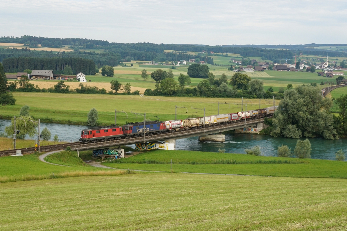 Re 4/4 II 11332 und Re 620 086-9 befinden sich am 27.06.2015 kurz vor Rotkreuz.