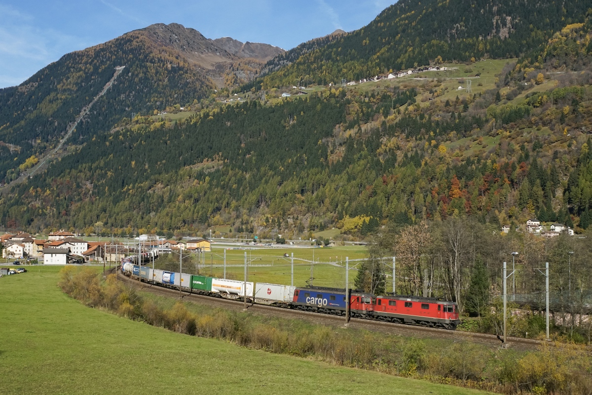 Re 4/4 II 11332 und Re 620 087-7 befinden sich am 24.10.2015 bei Ambri-Piotta.