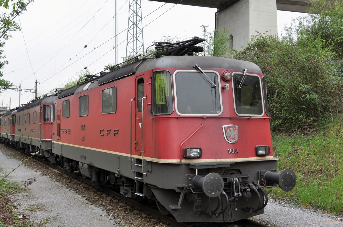 Re 4/4 II 11334 am Güterbahnhof in Muttenz. Die Aufnahme stammt vom 04.04.2014.