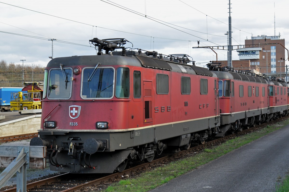 Re 4/4 II 11335 ist beim Güterbahnhof abgestellt. Die Aufnahme stammt vom 19.11.2015.