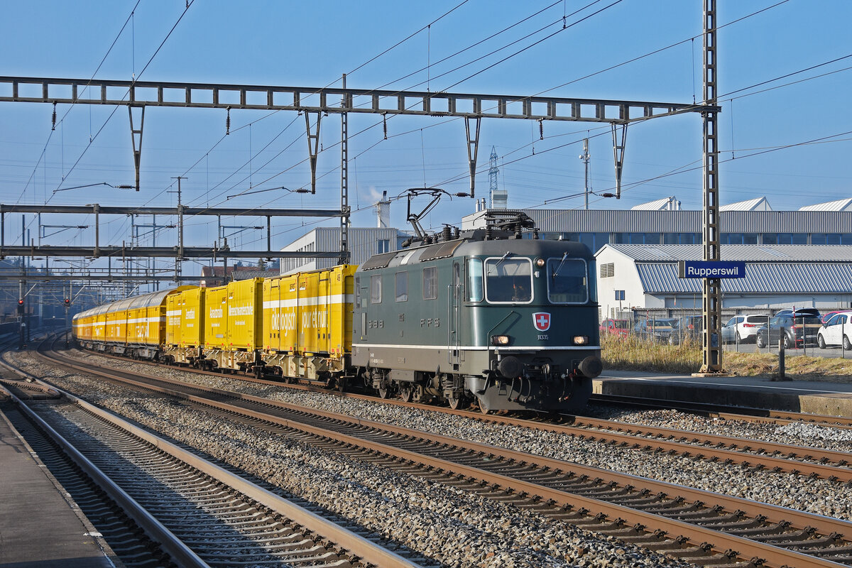 Re 4/4 II 11335 durchfährt den Bahnhof Rupperswil. Die Aufnahme stammt vom 07.01.2022.