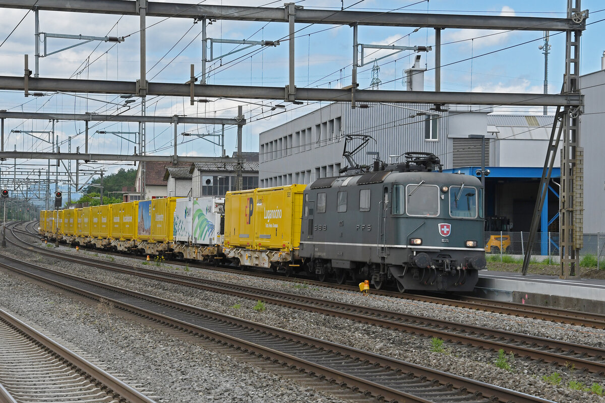Re 4/4 II 11335 durchfährt am 10.06.2024 den Bahnhof Rupperswil.