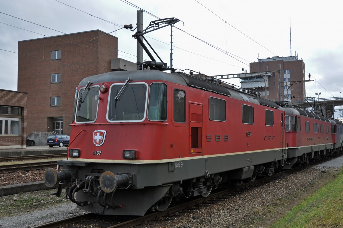 Re 4/4 II 11337 am Güterbahnhof Muttenz. Die Aufnahme stammt vom 15.02.2014.