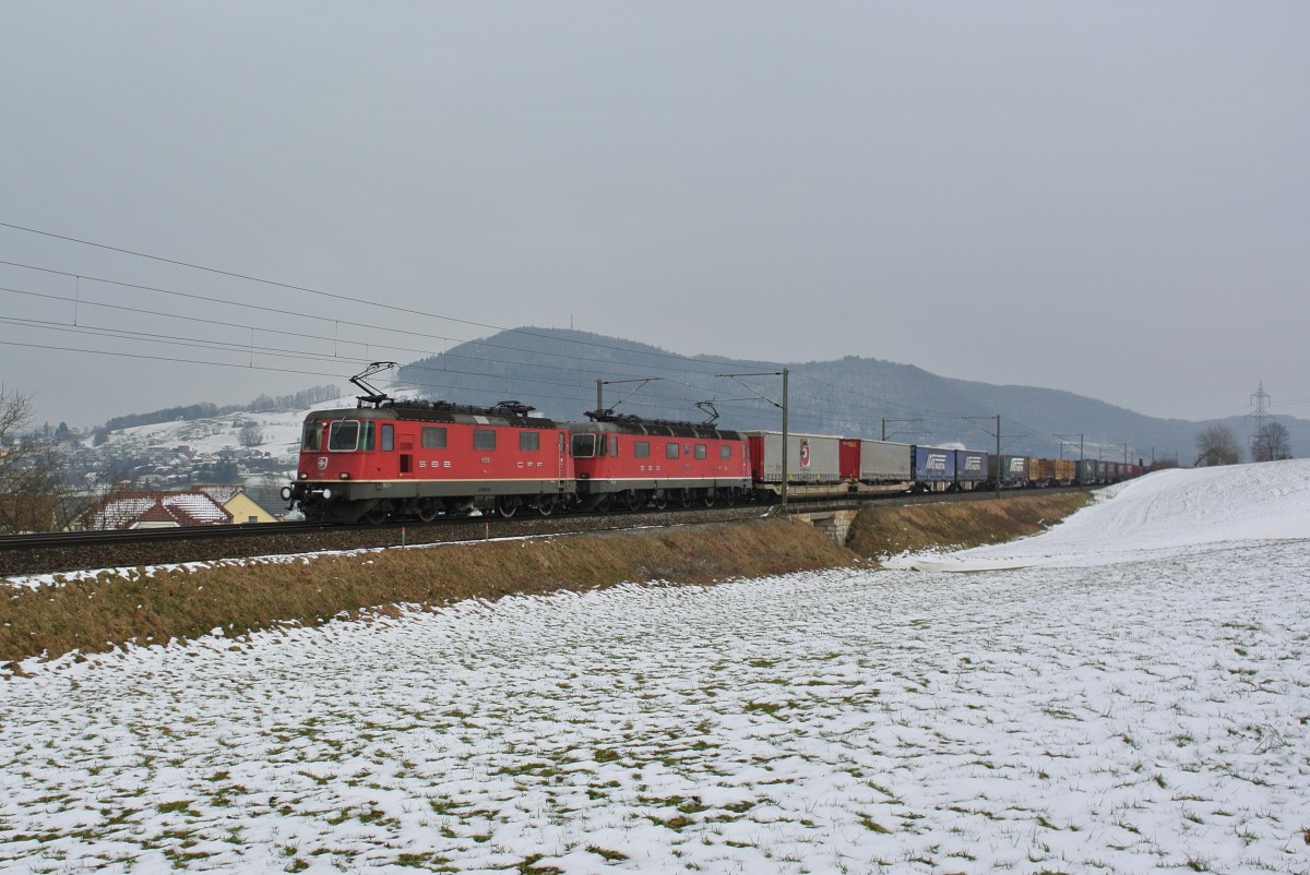 Re 4/4 II 11337 und Re 6/6 11671 mit Gterzug oberhalb von Frick, 08.02.2015.