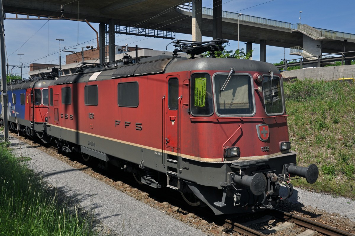 Re 4/4 II 11338 abgestellt beim Güterbahnhof in Muttenz. Die Aufnahme stammt vom 05.05.2014.