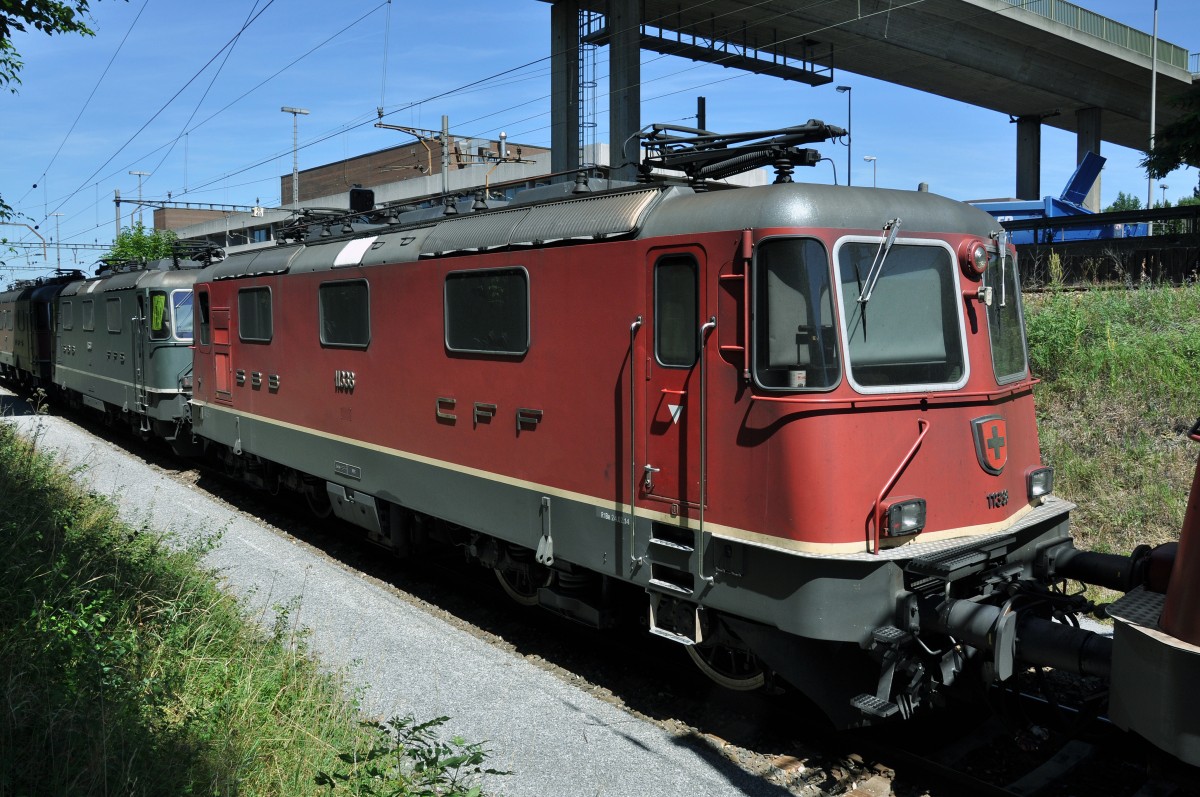 Re 4/4 II 11338 abgestellt beim Güterbahnhof Muttenz. Die Aufnahme stammt vom 03.07.2014.