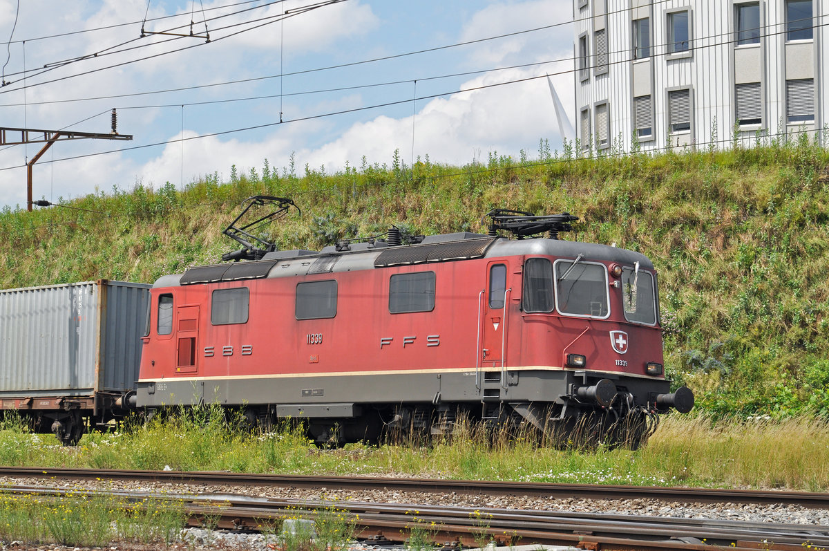 Re 4/4 II 11339 durchfährt den Bahnhof Pratteln. Die Aufnahme stammt vom 28.06.2016.