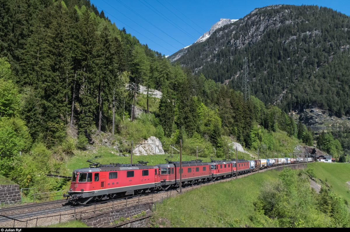 Re 4/4 II 11339 führt am 21. Mai 2016 bei Wassen einen UKV-Zug südwärts. Zu den vier Loks an der Zugspitze kommt zusätzlich eine Re 4/4 II am Zugende als Schiebelok zum Einsatz.