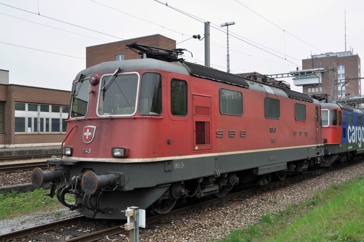 Re 4/4 II 11343 am Güterbahnhof in Muttenz. Die Aufnahme stammt vom 04.04.2014.