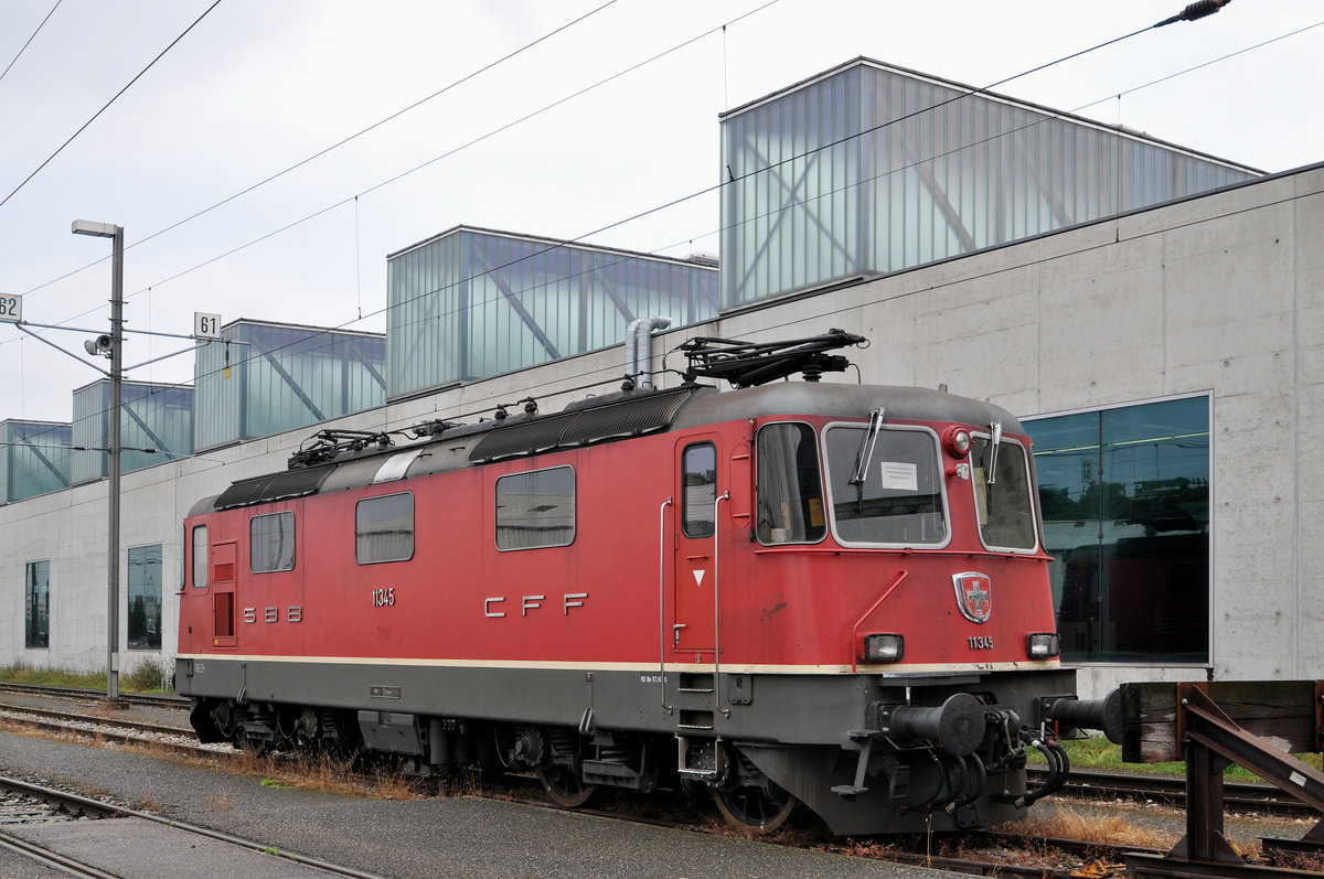Re 4/4 II 11345 steht bei der Lokwerstatt hinter dem Bahnhof SBB. Die Aufnahme stammt vom 09.06.2016.