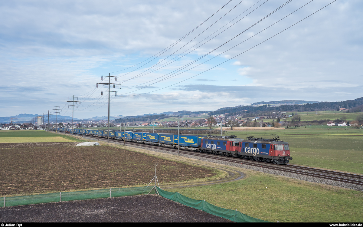 Re 4/4 II 11346 zusammen mit Re 6/6 11662 am 20. Januar 2019 mit einem LKW-Walter-UKV-Zug bei Kiesen.
