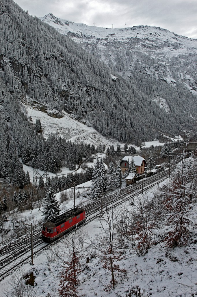 Re 4/4 II 11350 Lz zwischen Wassen und Göschenen.Bild vom 10.12.2014