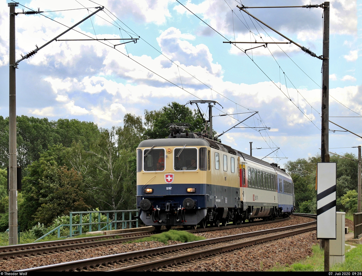 Re 4/4 II 11387 (421 387-2) der International Rolling Stock Investment GmbH (IRSI) als DPE 31469 von Neustrelitz Hbf nach Konstanz fährt in Zscherben, Angersdorfer Straße, auf der Bahnstrecke Halle–Hann. Münden (KBS 590). Kennt eigentlich jemand den Anlass dieser Sonderfahrt? [7.7.2020 | 10:28 Uhr]
