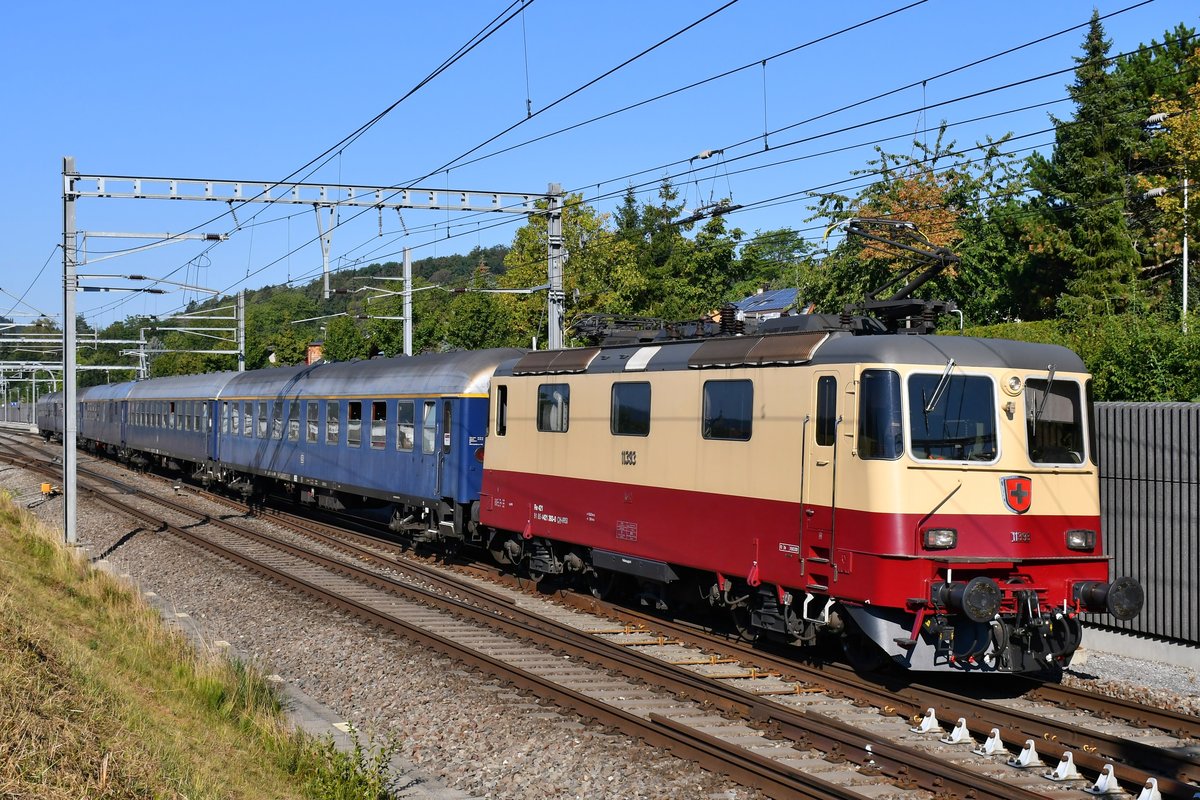 Re 4/4 II 11393 (421 393-0) bei der Durchfahrt in Jestetten (D) am Morgen des 16.08.2020.