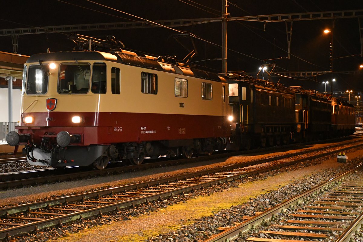 Re 4/4 II 11393 in TEE-Farben (resp. Re 421 393-0), Ae 4/7 10987 und 10951 sowie Re 6/6 11602  Morges  am 02.03.2020 in Wohlen AG.