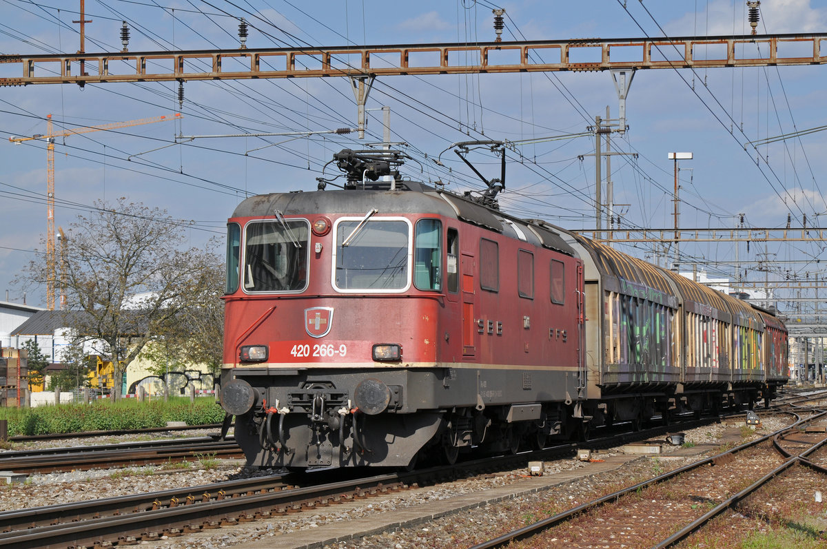 Re 4/4 II 420 266-9 (11266) durchfährt den Bahnhof Pratteln. Die Aufnahme stammt vom 04.05.2016.
