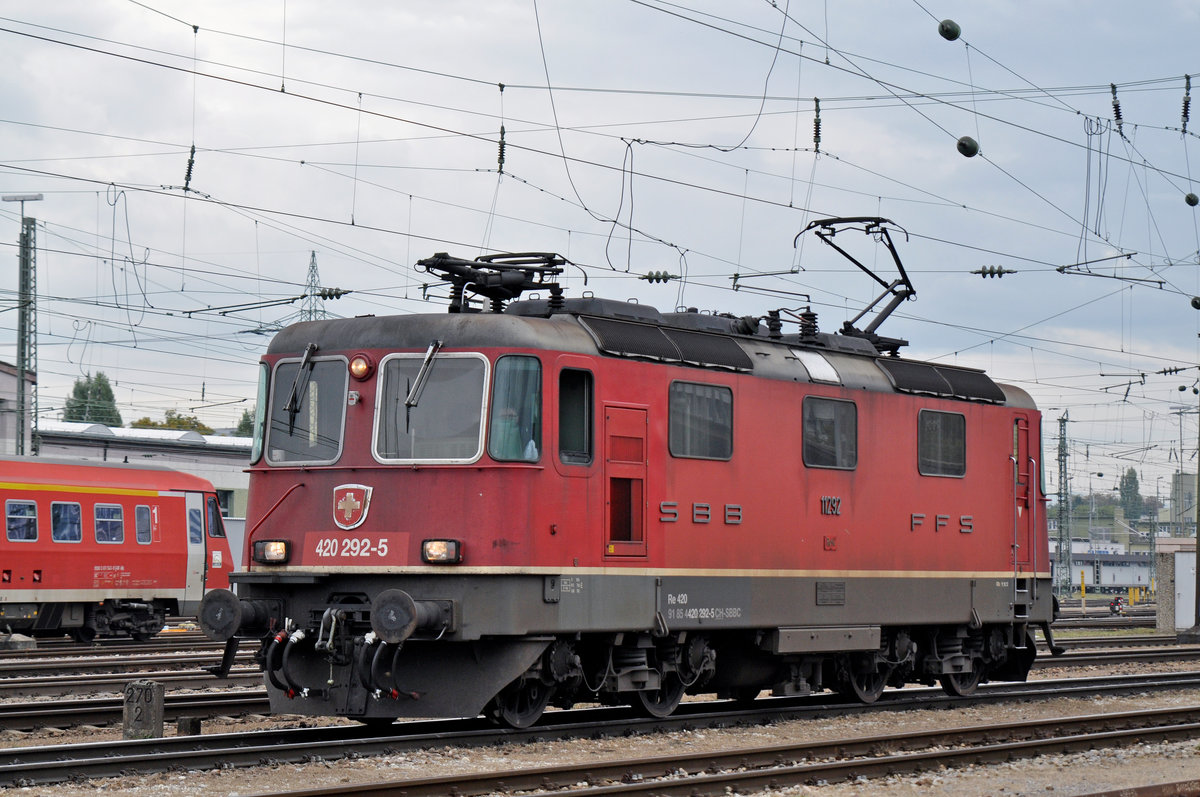Re 4/4 II 420 292-5 (11292) durchfährt den Badischen Bahnhof. Die Aufnahme stammt vom 17.10.2016.