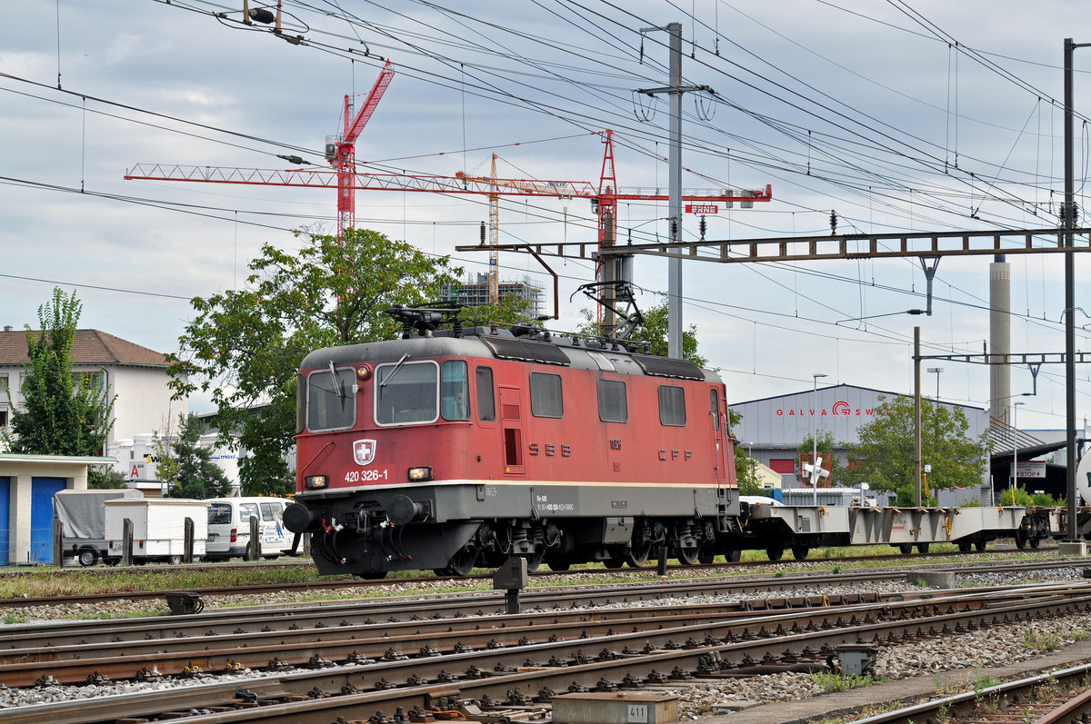 Re 4/4 II 420 326-1 (11326) durchfährt den Bahnhof Pratteln. Die Aufnahme stammt vom 16.09.2016.