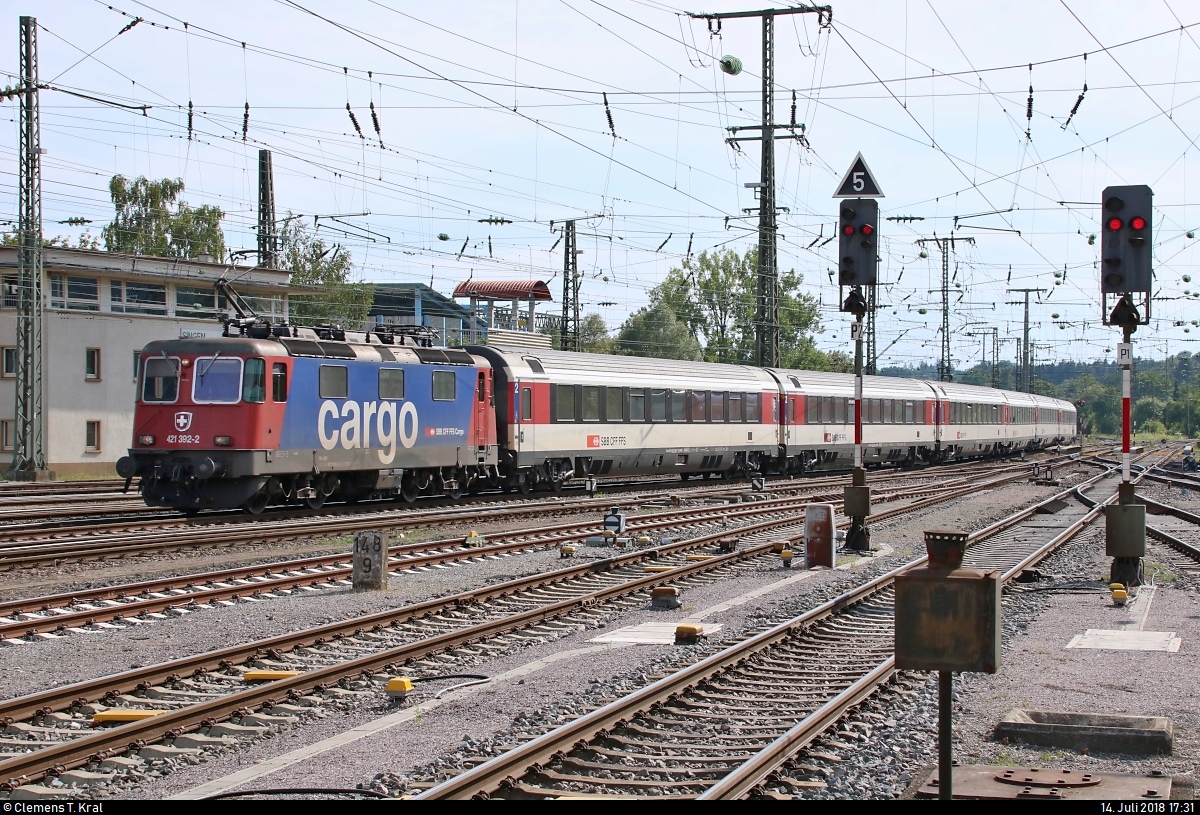 Re 4/4 II (421 392-2) der SBB Cargo als IC 184 (Linie 87) von Zürich HB (CH) nach Stuttgart Hbf (D) erreicht den Bahnhof Singen(Hohentwiel) auf Gleis 4.
Aufgenommen am Ende des Bahnsteigs 1.
[14.7.2018 | 17:31 Uhr]