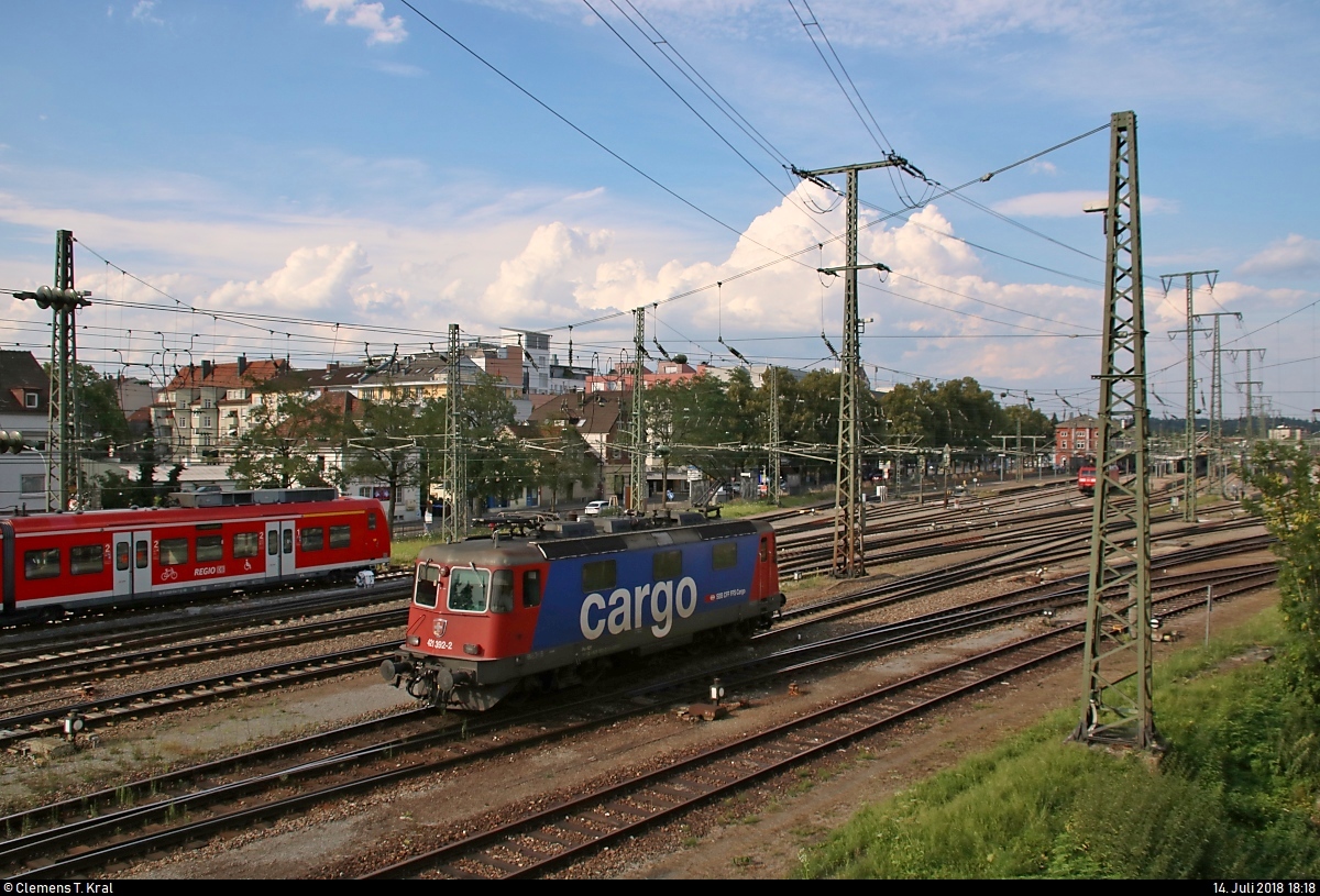Re 4/4 II (421 392-2) der SBB Cargo rangiert im Bahnhof Singen(Hohentwiel).
Aufgenommen vom Parkhaus in der Julius-Bührer-Straße.
[14.7.2018 | 18:18 Uhr]