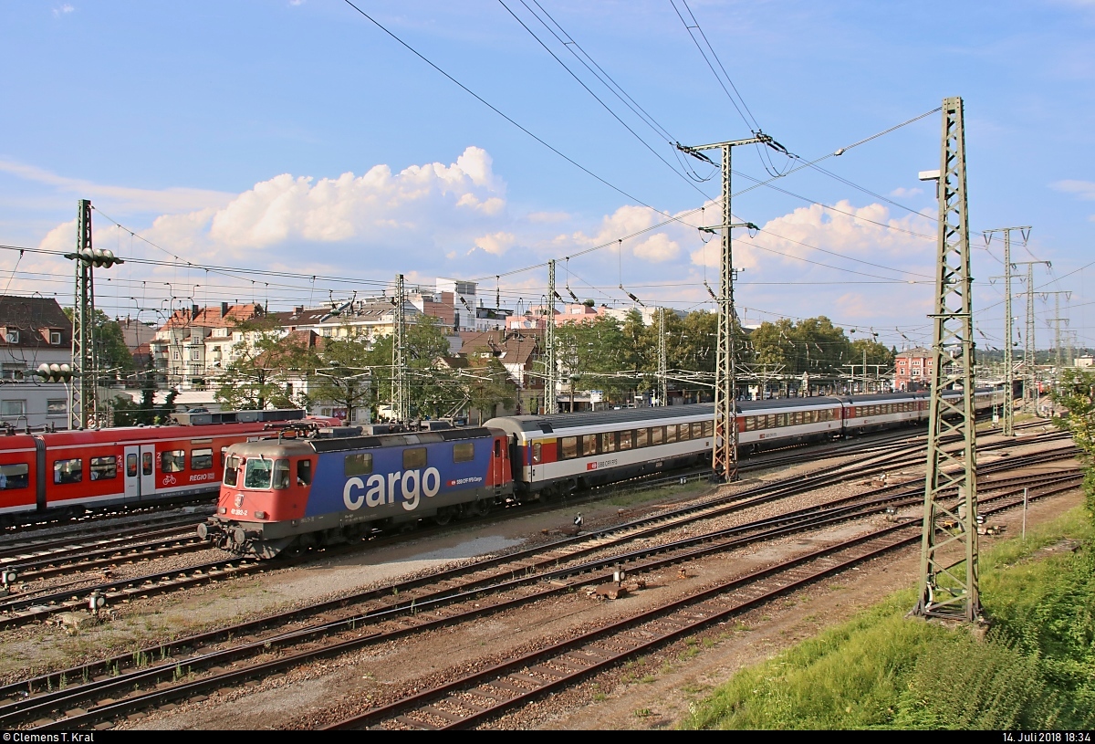 Re 4/4 II (421 392-2) der SBB Cargo als IC 281 (Linie 87) von Stuttgart Hbf nach Zürich HB (CH) verlässt den Bahnhof Singen(Hohentwiel) auf Gleis 3.
Aufgenommen vom Parkhaus in der Julius-Bührer-Straße. 
[14.7.2018 | 18:34 Uhr]