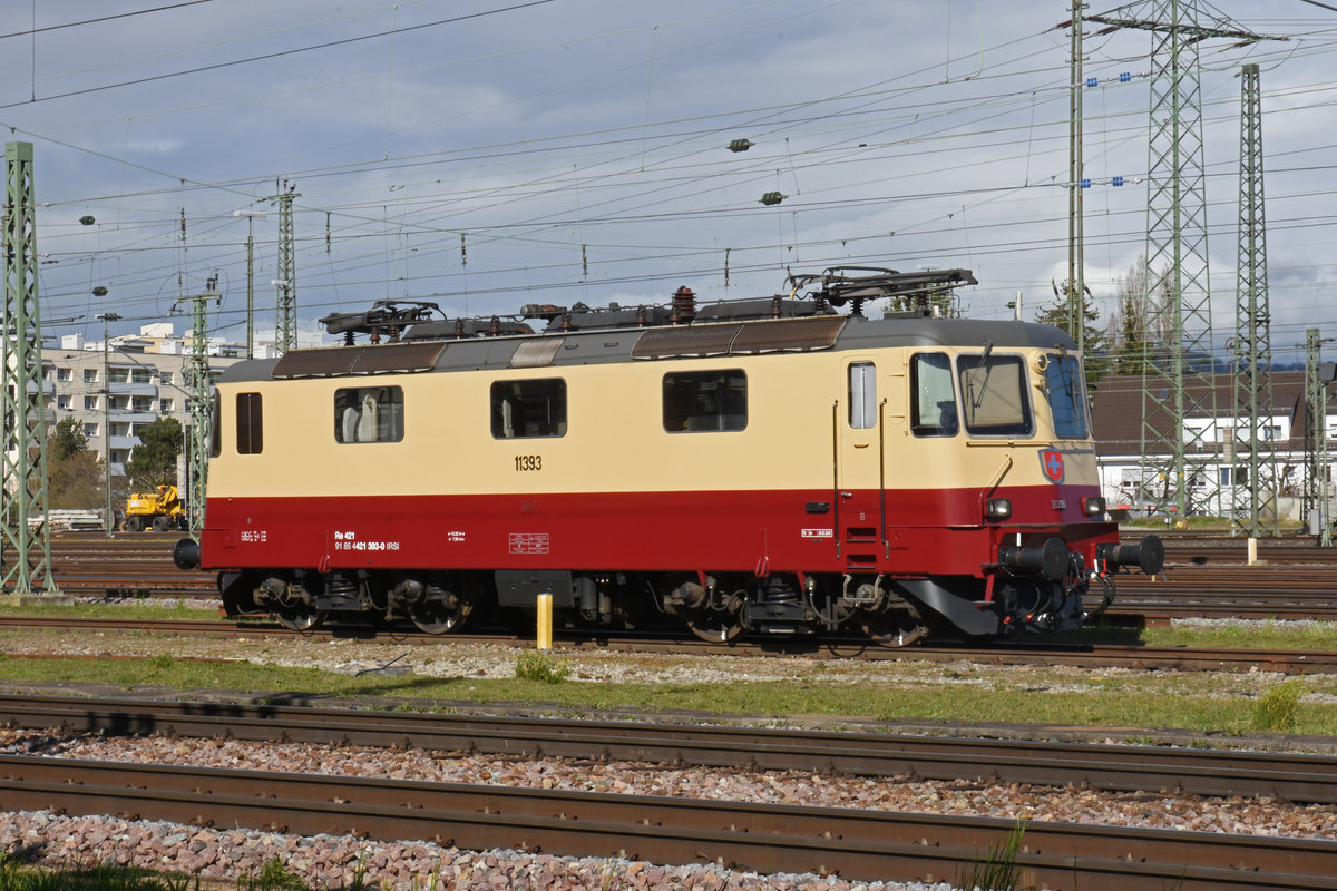 Re 4/4 II 421 393 im eleganten TEE anstrich steht auf einem Abstellgleis beim badischen Bahnhof. Die Aufnahme stammt vom 11.03.2020.