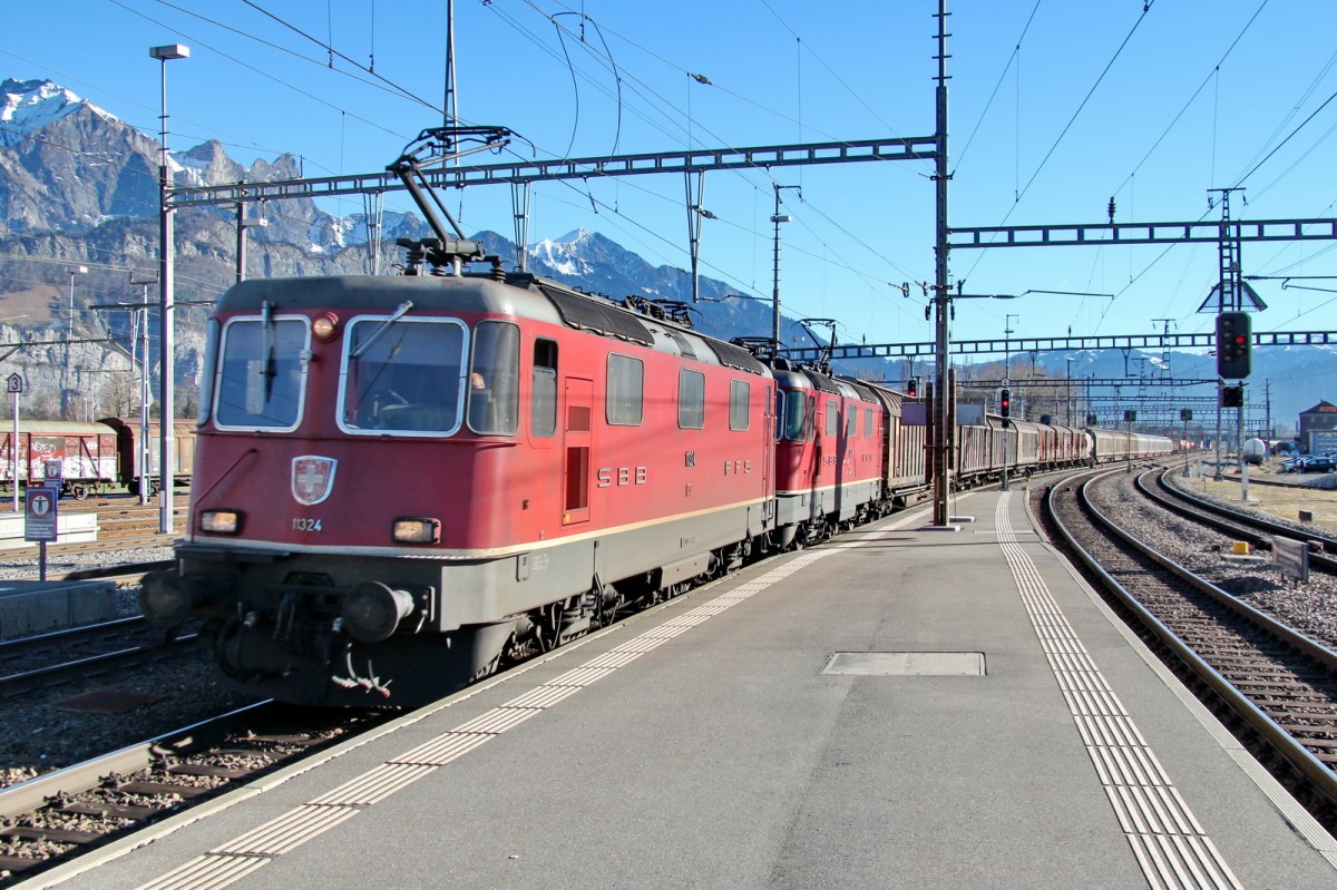 Re 4/4 II Doppeltraktion mit einem Güterzug bei der Durchfahrt in Sargans.16.12.13