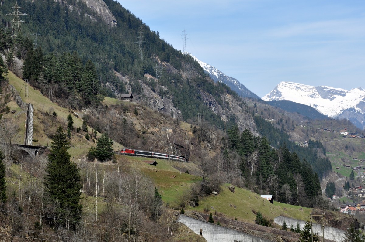 Re 4/4 II mit IR nach Locarno bei Gurtnellen am 10.04.2015