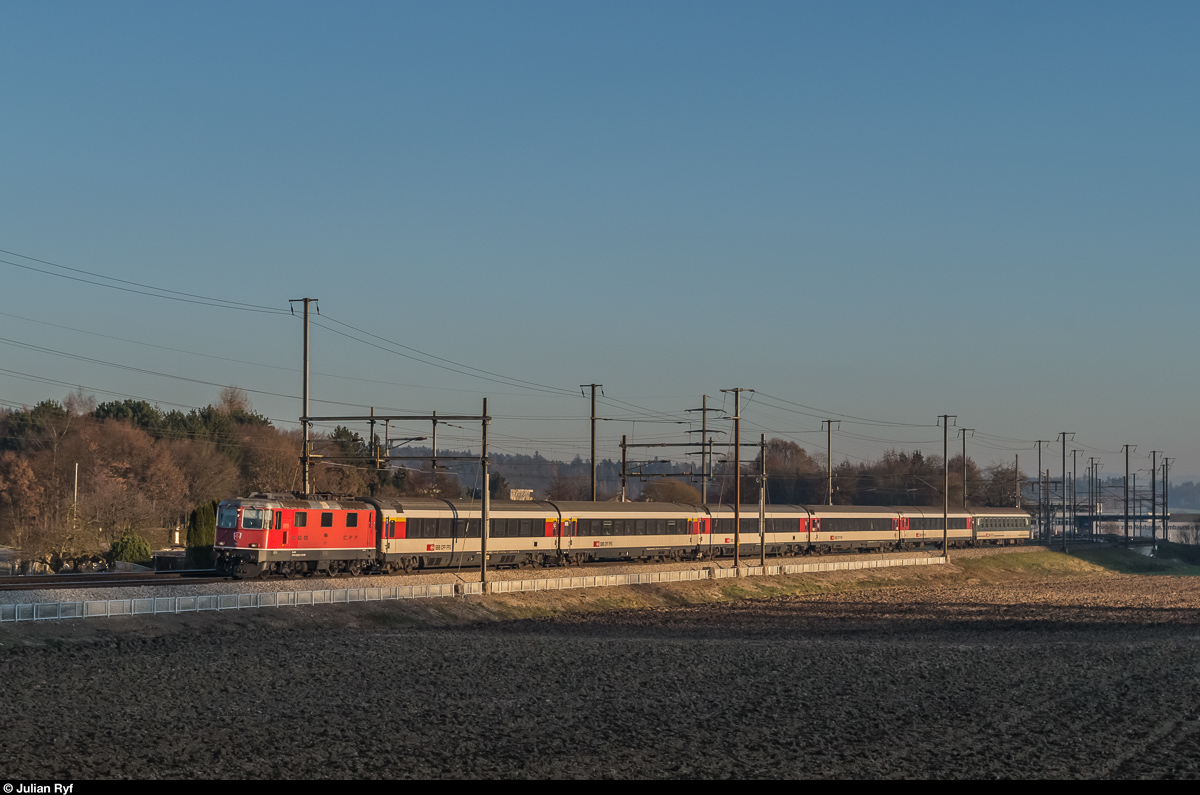 Re 4/4 II mit IR St. Gallen - Zürich am 6. Dezember 2016 bei Bassersdorf.