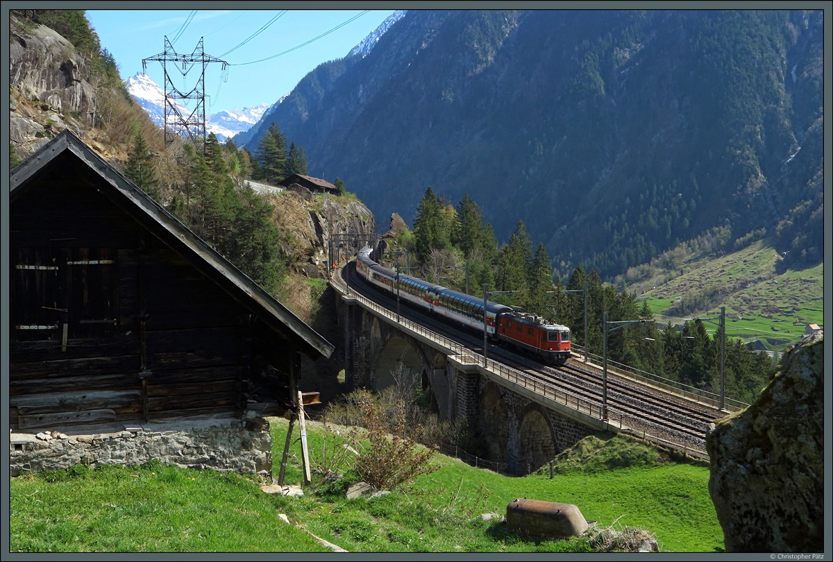 Re 4/4 II Nr. 11199 zieht am 20.04.2022 den Gotthard-PanoramaExpress talwärts über die mittlere Meienreussbrücke bei Wassen.