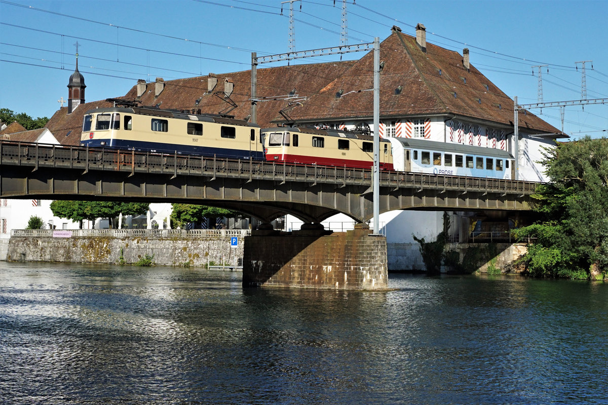 Re 4/4 II von Privaten.
Erst vor wenigen Tagen hat SBB CARGO NATIONAL sämtliche Re 421 und Re 430 aus dem Güterverkehr zurückgezogen. 
Nach wie vor im Gütereinsatz stehen diese robusten Lokomotiven bei TR Trans Rail mit den Re 421 387 und der Re 421 393.
Bei WRS Widmer Rail Services AG mit den 421 373-2, 421 381-5, 430 111-5, 430 112-3, 430 114-9 sowie 430 115-6.
Die Re 421 393 und Re 421 387 von TR Trans Rail mit einer Sonderleistung auf der Fahrt in die Westschweiz am 12. Juli 2020 beim Passieren der Aarebrücke Solothurn.
Foto: Walter Ruetsch