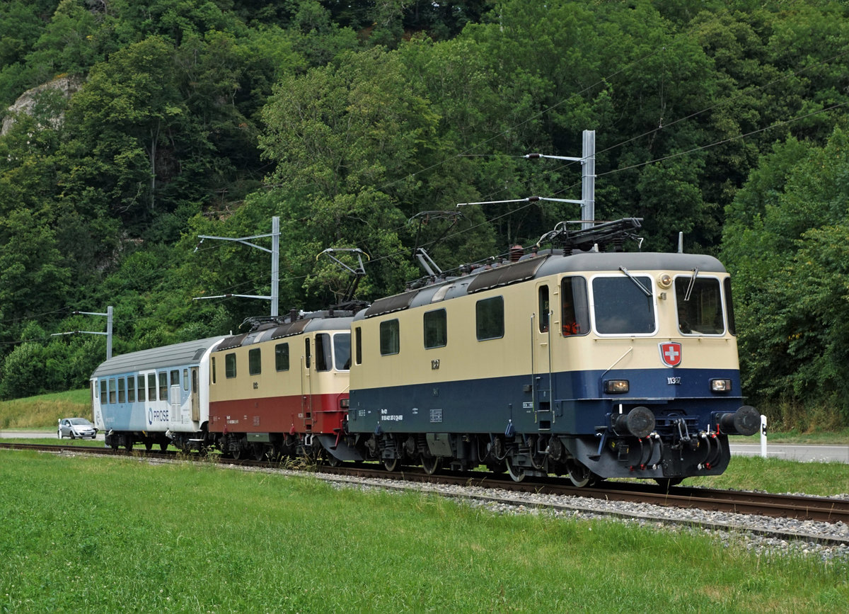 Re 4/4 II von Privaten.
Erst vor wenigen Tagen hat SBB CARGO NATIONAL sämtliche Re 421 und Re 430 aus dem Güterverkehr zurückgezogen. 
Nach wie vor im Gütereinsatz stehen diese robusten Lokomotiven bei TR Trans Rail mit den Re 421 387 und der Re 421 393.
Bei WRS Widmer Rail Services AG mit den 421 373-2, 421 381-5, 430 111-5, 430 112-3, 430 114-9 sowie 430 115-6.
Die Re 421 393 und Re 421 387 von TR Trans Rail mit einer Sonderleistung auf der Fahrt von Balsthal nach Oensingen am 10. Juli 2020.
Foto: Walter Ruetsch