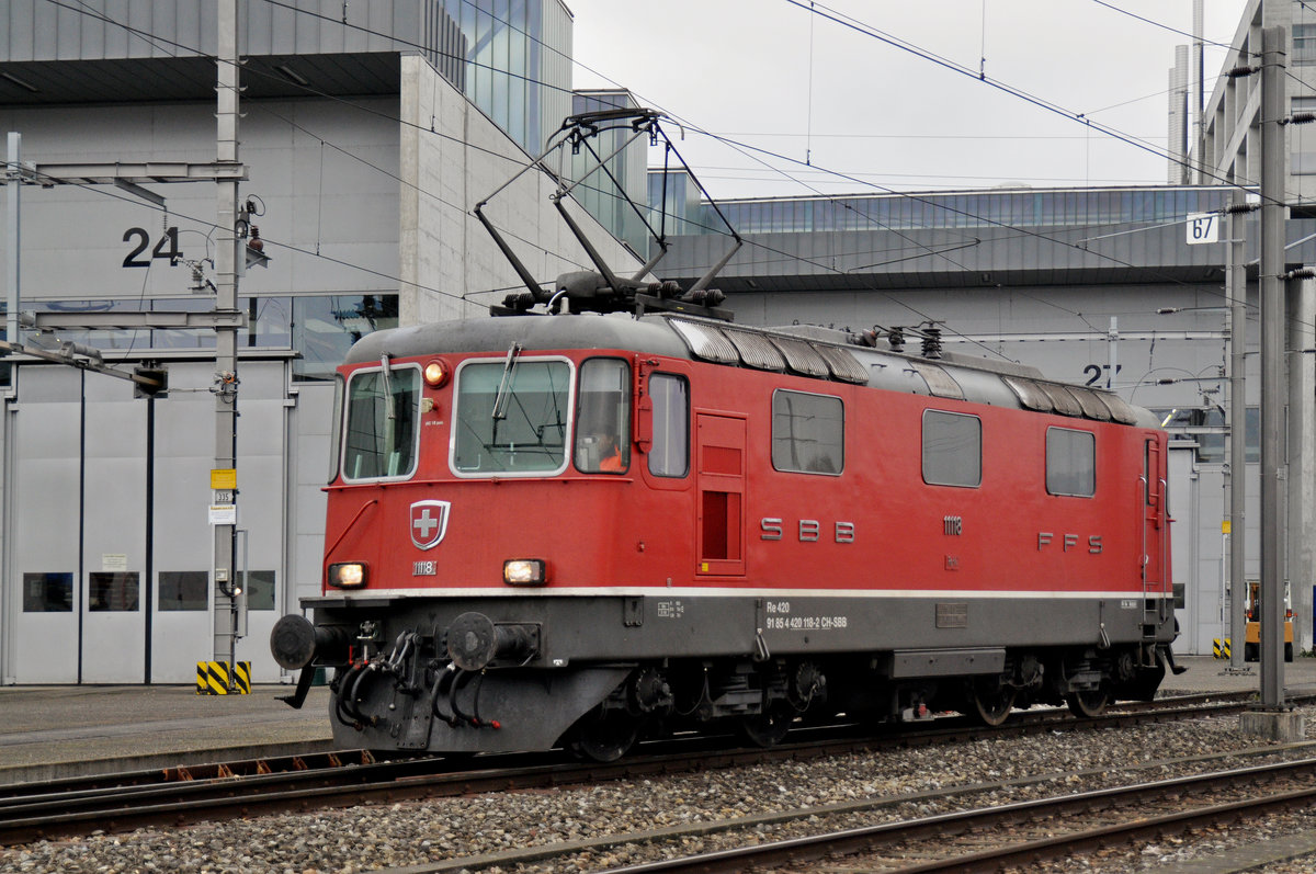 Re 4/4 II verlässt das Lokdepot hinter dem Bahnhof SBB. Die Aufnahme stammt vom 19.12.2016.