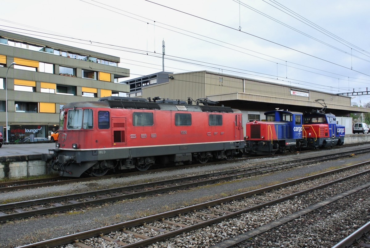 Re 4/4 III 11350, ex. SOB; die einzige Cargo BoBo mit nur einem Bgel, Tm 232 211-3 und Eem 923 002-2 abgestellt in Rotkreuz, 19.04.2014.