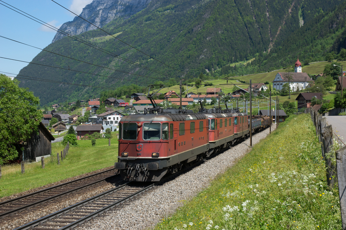 Re 4/4 III 11350, Re 4/4 II 11236 und Re 4/4 II 11251 ziehen am 24.05.2014 einen Güterzug von Erstfeld Richtung Göschenen, aufgenommen bei Silenen.