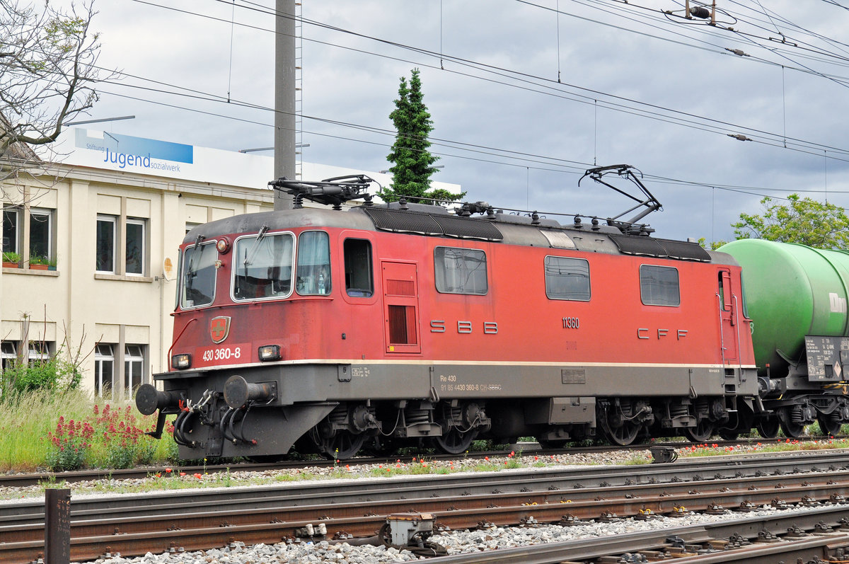 Re 4/4 III 11360/430 360-8 durchfährt den Bahnhof Pratteln. Die Aufnahme stammt vom 30.05.2016.