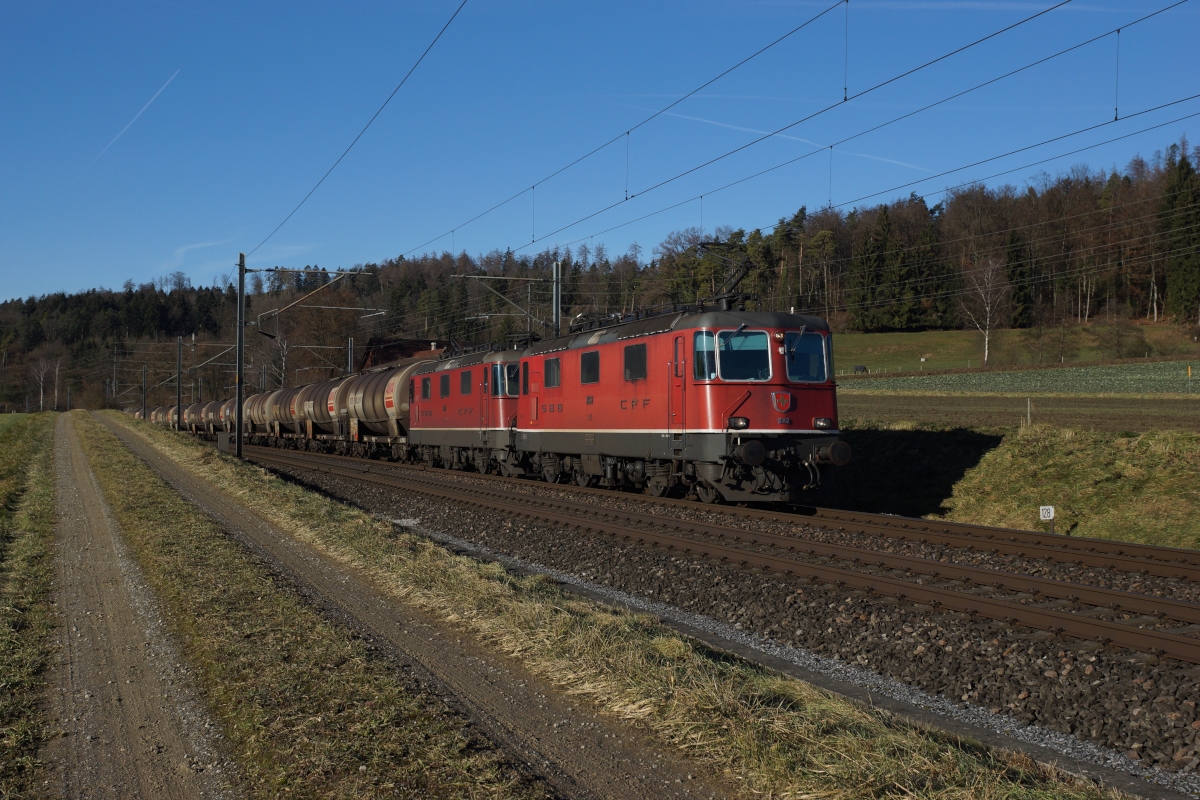 Re 4/4 III 11362 und Re 4/4 II 11167 befinden sich am 23.12.2013 mit einem Güterzug bei Elgg.