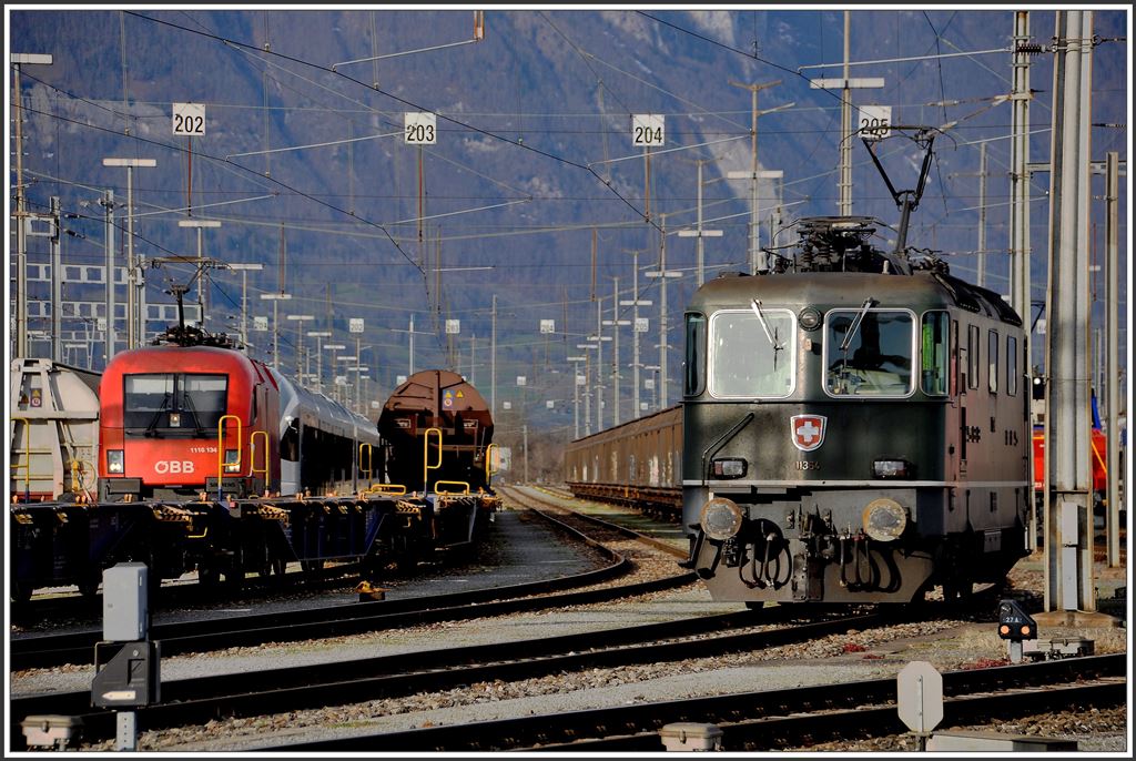Re 4/4 III 11364 und links davon 1116 134 mit zwei neuen Stadler FLIRT der MAV nach Ungarn. (15.01.2015)