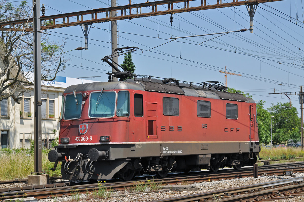 Re 4/4 III 11369 durchfährt den Bahnhof Pratteln. Die Aufnahme stammt vom 24.06.2016.