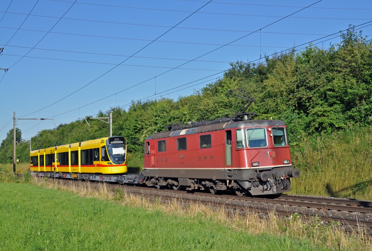 Re 4/4 III 11370 bringt den Tango 175 der BLT nach Basel. Die Aufnahme entstand kurz vor dem Bahnhof Kaiseraugst. Die Aufnahme stammt vom 30.06.2015.