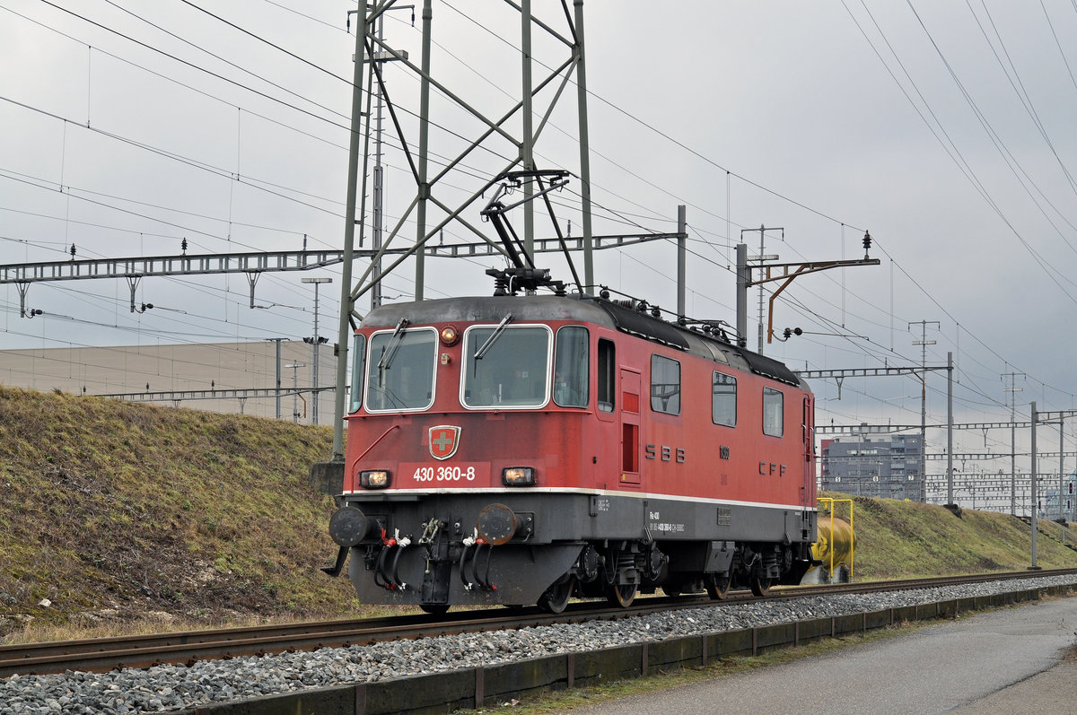 Re 4/4 III 430 360-8 (11360) wird auf einem Abstellgleis abgestellt. Die Aufnahme stammt vom 06.02.2017.