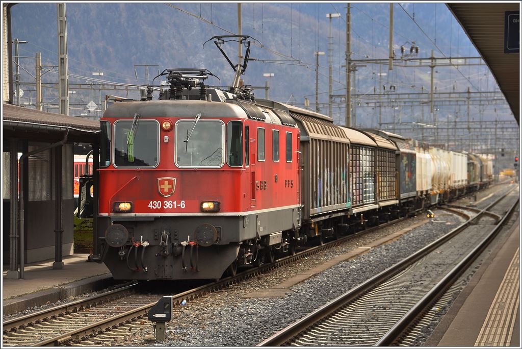 Re 4/4 III 430 361-6 steht abfahrbereit mit einem Güterzug in Landquart. (09.02.2016)