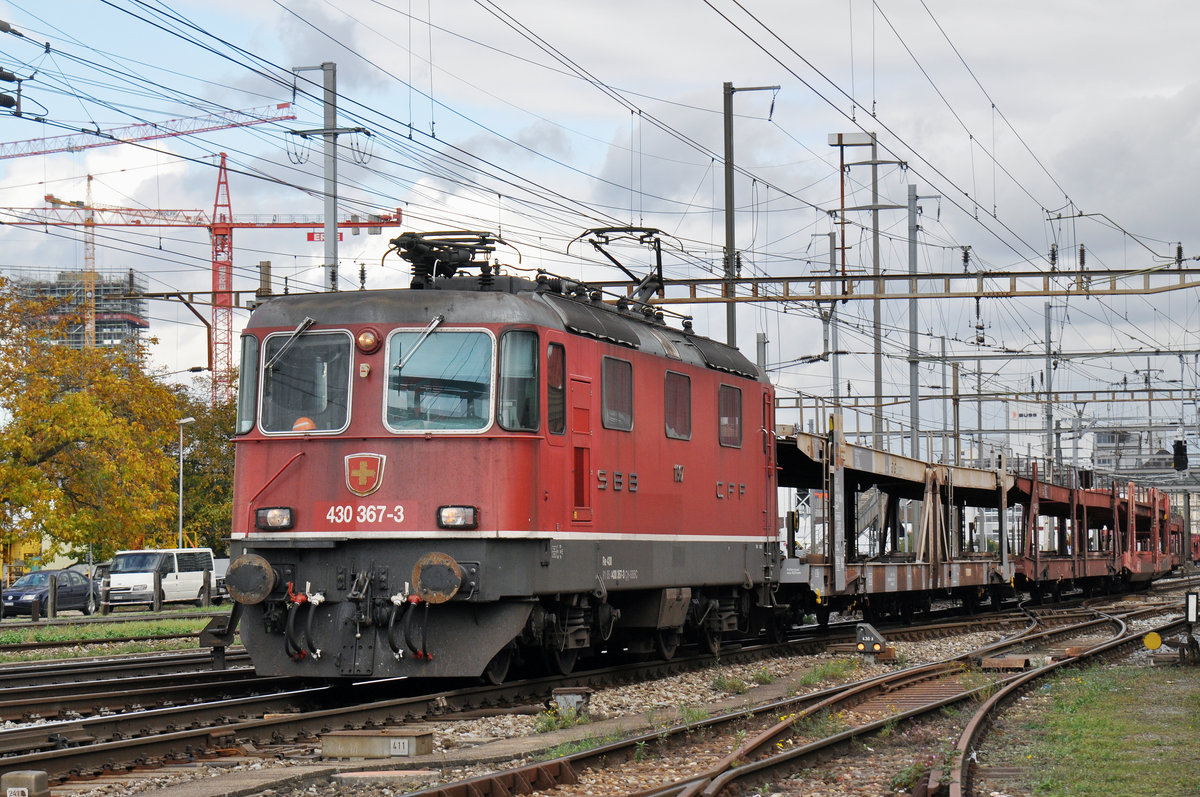 Re 4/4 III 430 367-3 (11367) durchfährt den Bahnhof Pratteln. Die Aufnahme stammt vom 20.10.2016.